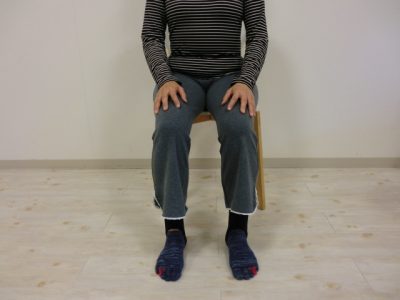 まっすぐに座る